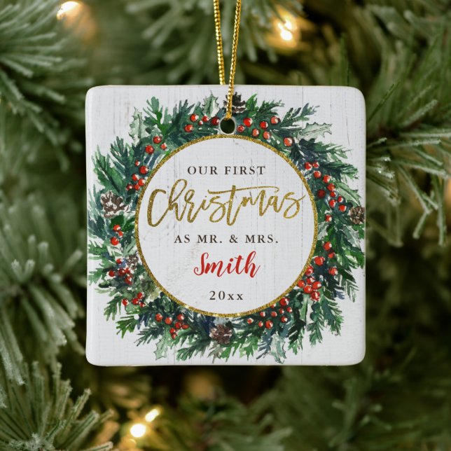 Holly Wreath Erster Weihnachten als Herr. & Mrs. F Keramikornament (Baum)
