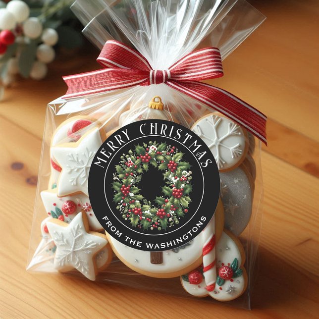 Holly Wreath Red Berries Personalisiert Runder Aufkleber (A perfect way to finish a lovely gift of Christmas Cookies!)