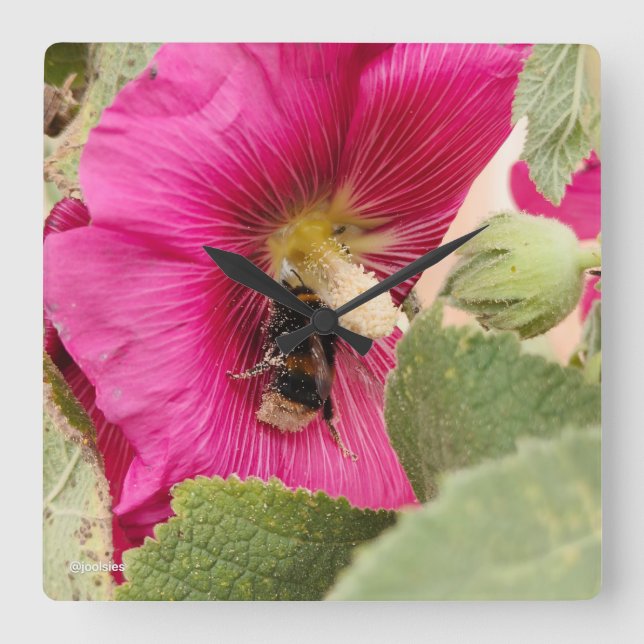 Hollyhock Hummel Square Wall Clock Quadratische Wanduhr (Vorderseite)