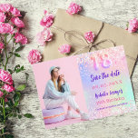 Holografisch rosa lila Foto 18. Geburtstag Save The Date<br><div class="desc">Modernes und elegantes Save the Date für eine 18. Geburtstagsfeier. Holografischer,  rosa,  lila,  minzgrüner Hintergrund. Personalisieren und hinzufügen eines Fotos,  Datums und Namens.</div>