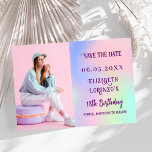 Holografisch rosa lila Foto Geburtstag Save The Date<br><div class="desc">Ein modernes und elegantes Save the Date für eine Geburtstagsfeier (jeden Alters). Holografischer,  rosa,  lila,  minzgrüner Hintergrund. Personalisieren und hinzufügen eines Fotos,  Datums und Namens.</div>