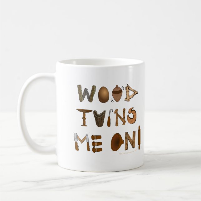 Holz dreht mich auf Woodturning Werkzeugen und Kaffeetasse (Links)
