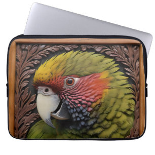 Holz Harmonie: Grünes Lorikeet auf geschnitztem Ho Laptopschutzhülle