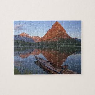 Holz-Kajak im Swiftcurrent Lake bei Sonnenaufgang 