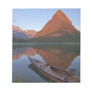 Holz-Kajak im Swiftcurrent Lake bei Sonnenaufgang Notizblock