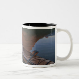 Holz-Kajak im Swiftcurrent Lake bei Sonnenaufgang Zweifarbige Tasse