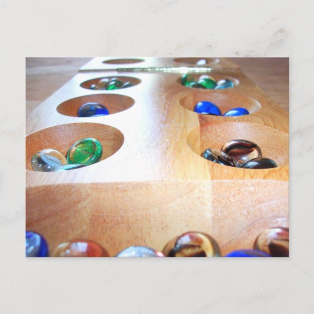 Holz-Mancala-Schotter mit farbenfrohen Glassteinen Postkarte (Vorderseite)