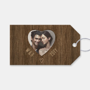 Holz mit geschnitzten Initialen und Foto für das b Geschenkanhänger