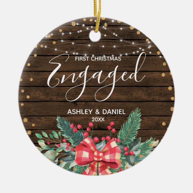 Holz Rustikale Erste Weihnachtsfeier Verlobtes Zie Keramik Ornament (Vorne)