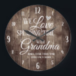 Holzausgaben mit Oma Große Wanduhr<br><div class="desc">Fun Familienzuhr mit Holzputz texturierter Hintergrund. Wir verbringen Liebe mit Großkindernamen. Fügen Sie die großen Namen der Kinder am Ende der Uhr für ein einzigartiges Sake-Geschenk hinzu.</div>
