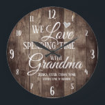 Holzausgaben mit Oma Große Wanduhr<br><div class="desc">Fun Familienzuhr mit Holzputz texturierter Hintergrund. Wir verbringen Liebe mit Großkindernamen. Fügen Sie die großen Namen der Kinder am Ende der Uhr für ein einzigartiges Sake-Geschenk hinzu.</div>