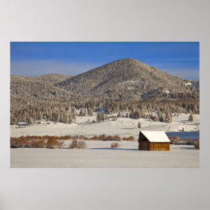 Holzbarn sitzt im Schnee in der Nähe von Boulder Poster