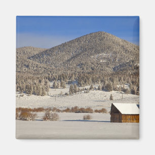 Holzbarn steht im Schnee in der Nähe von Boulder Magnet