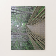 Holzbohlenweg durch den Wald Fotografie auf einem