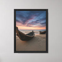 Holzboote am Strand bei Sunset Sky