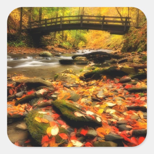 Holzbrücke und Bach im Herbst Quadratischer Aufkleber (Vorderseite)
