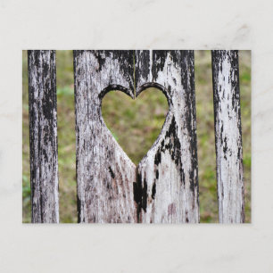 Holzene Stuhllehne mit eingeschnittenem Herzen Postkarte