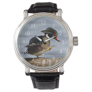 Holzente auf einem Baumstamm im Feuchtgebiet Armbanduhr