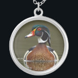 Holzente auf Wasser Versilberte Kette<br><div class="desc">Schöne Holzente schwimmt auf dem Wasser</div>