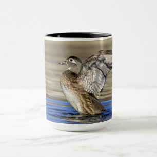 Holzente klopft ihre Flügel Tasse