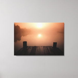 Hölzerne Anlegestelle auf See an Sonnenuntergang Leinwanddruck