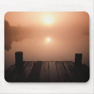 Hölzerne Anlegestelle auf See an Sonnenuntergang  Mousepad