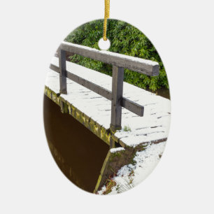 Hölzerne Brücke bedeckt mit Schnee im Winter Keramik Ornament