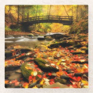 Hölzerne Brücke und Nebenfluss im Fall Glasuntersetzer