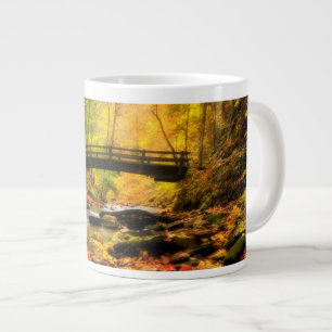 Hölzerne Brücke und Nebenfluss im Fall Jumbo-Tasse