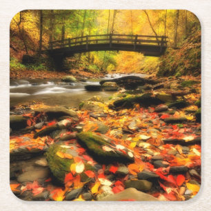 Hölzerne Brücke und Nebenfluss im Fall Rechteckiger Pappuntersetzer