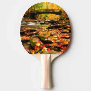 Hölzerne Brücke und Nebenfluss im Fall Tischtennis Schläger