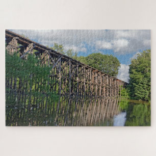 Hölzerne Eisenbahnbrücke über einen Fluss