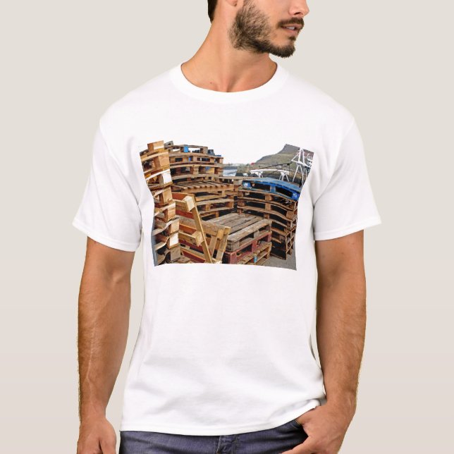Hölzerne Paletten auf dem Dock-erwachsenen T-Shirt (Vorderseite)