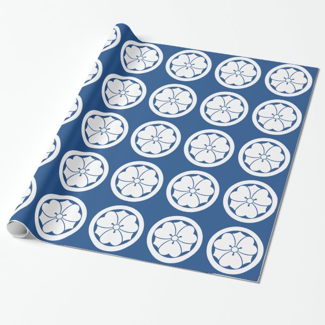 Hölzerner Sauerampfer mit Schwertern im Kreis Geschenkpapier (Ungerollt)