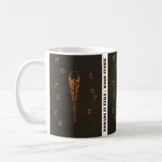 Hölzerner Storch und die Auswirkung der roten Kaffeetasse