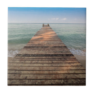 Hölzerner Weg-Weg und Meer im Sommer Fliese