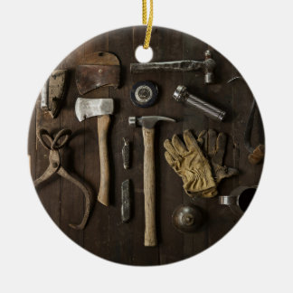 hölzerner Zimmereiheimwerker bearbeitet Sammlung Keramikornament