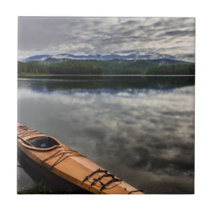 Hölzernes Kayak am Ufer des Beaver Lake Fliese