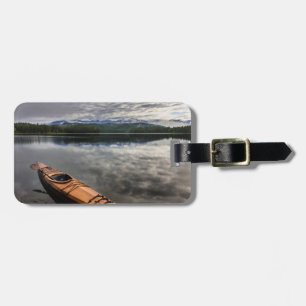 Hölzernes Kayak am Ufer des Beaver Lake Gepäckanhänger
