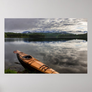 Hölzernes Kayak am Ufer des Beaver Lake Poster