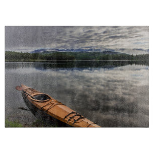 Hölzernes Kayak am Ufer des Beaver Lake Schneidebrett