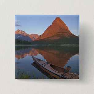 Hölzernes Kayak auf dem Swiftcurrent Lake bei Sonn Button