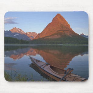 Hölzernes Kayak auf dem Swiftcurrent Lake bei Sonn Mousepad