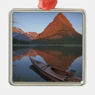 Hölzernes Kayak in Swiftcurrent Lake bei Sonnenauf Ornament Aus Metall