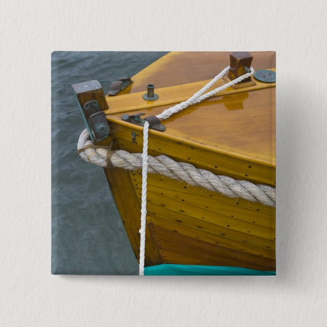 Hölzernes Segelboot im Wasser Button (Vorderseite)