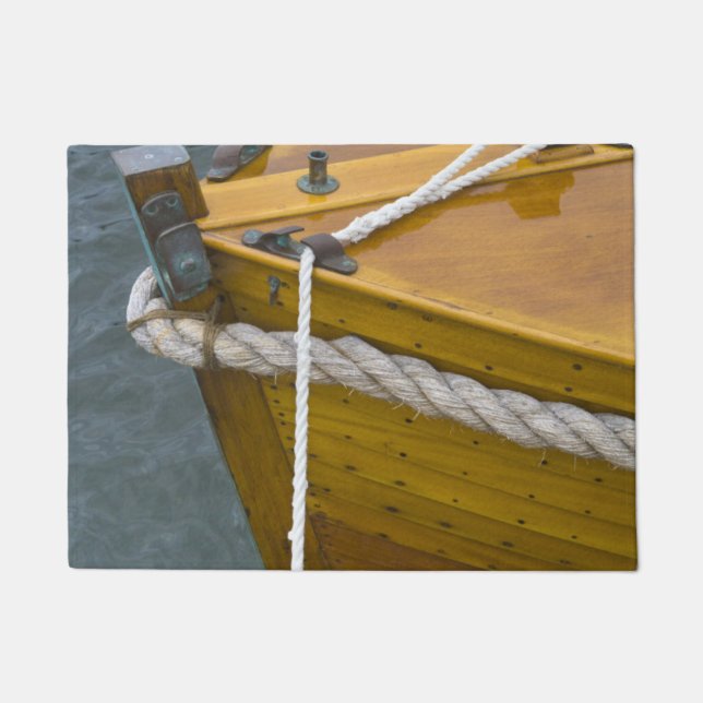 Hölzernes Segelboot im Wasser Fußmatte (Vorderseite)