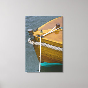 Hölzernes Segelboot im Wasser Leinwanddruck