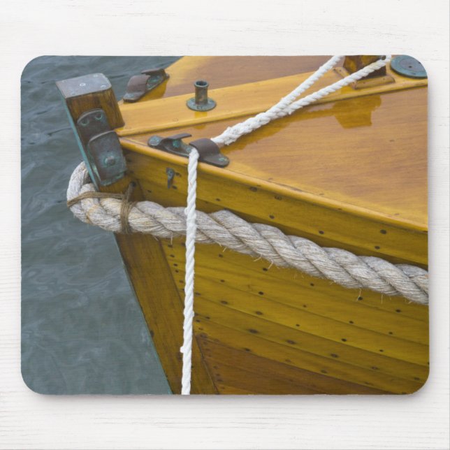 Hölzernes Segelboot im Wasser Mousepad (Vorne)