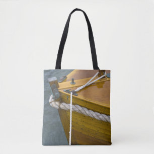 Hölzernes Segelboot im Wasser Tasche