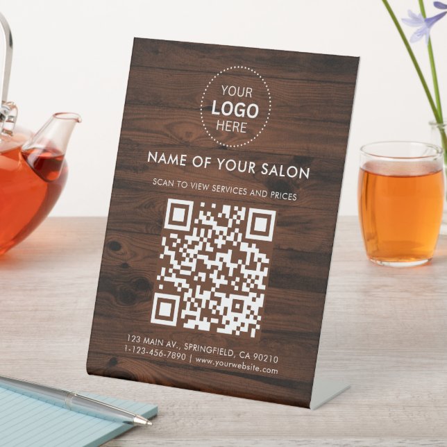 Holzfarbensalon QR-Code und Logo Sockelschild (In Situ)